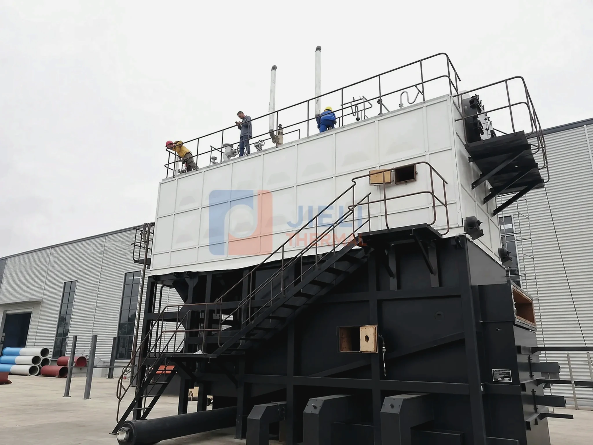 Instalasi boiler uap biomassa dengan platform dan tangga layanan