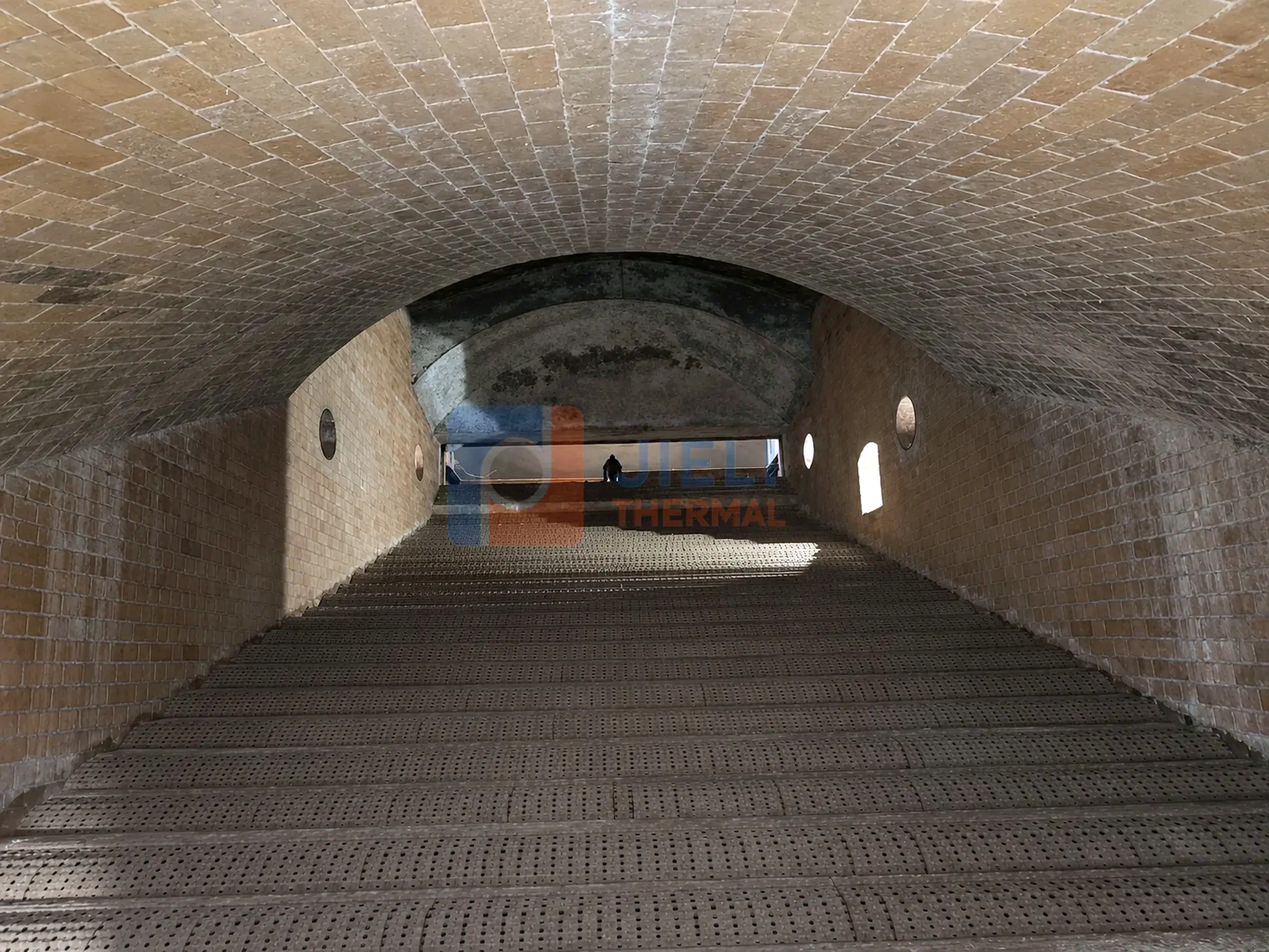 Chain-grate passage inside a refractory-lined coal-fired thermal oil heater