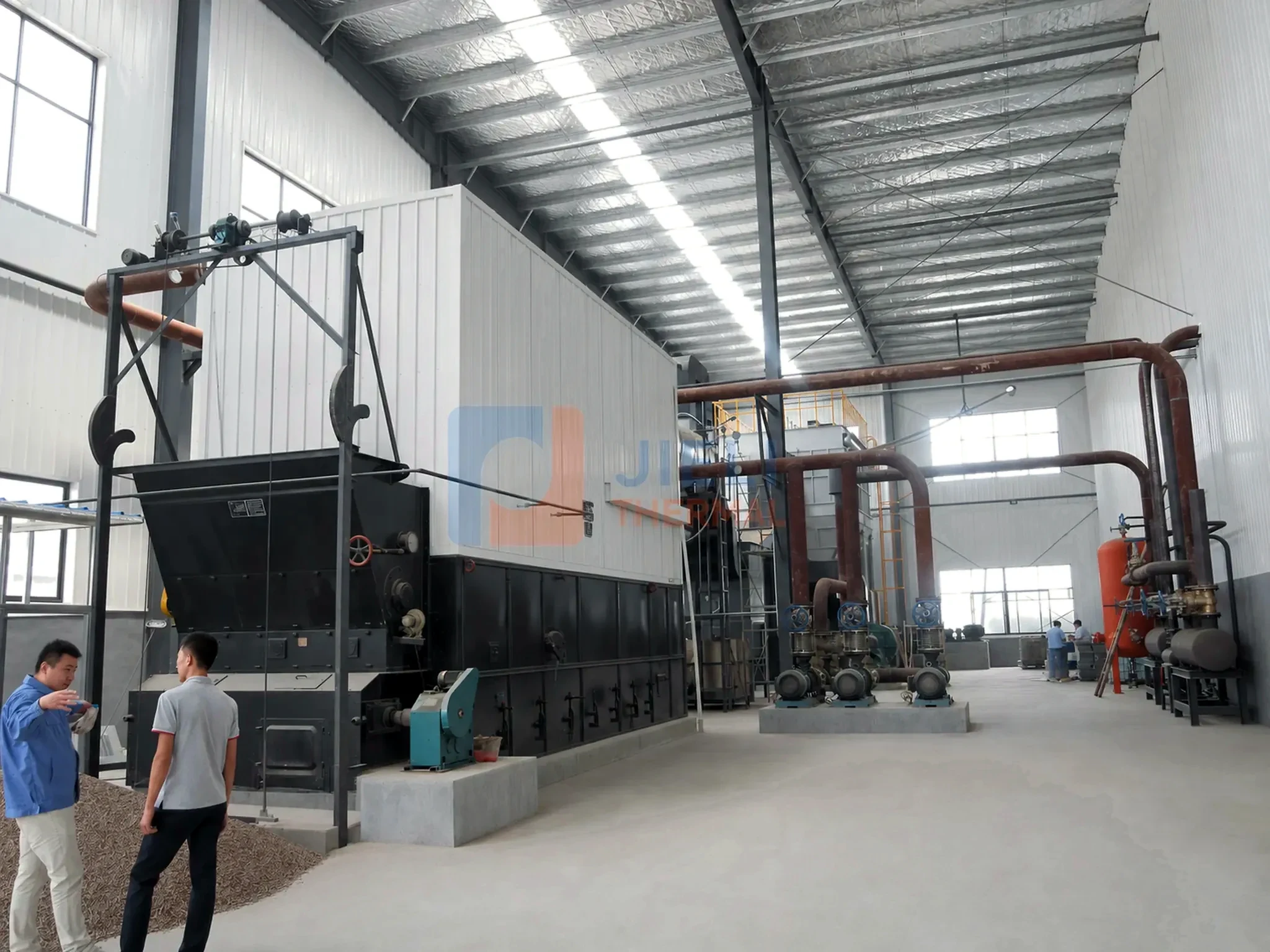 Ketel minyak panas berbahan bakar batubara — tampak samping terpasang dengan pipa proses