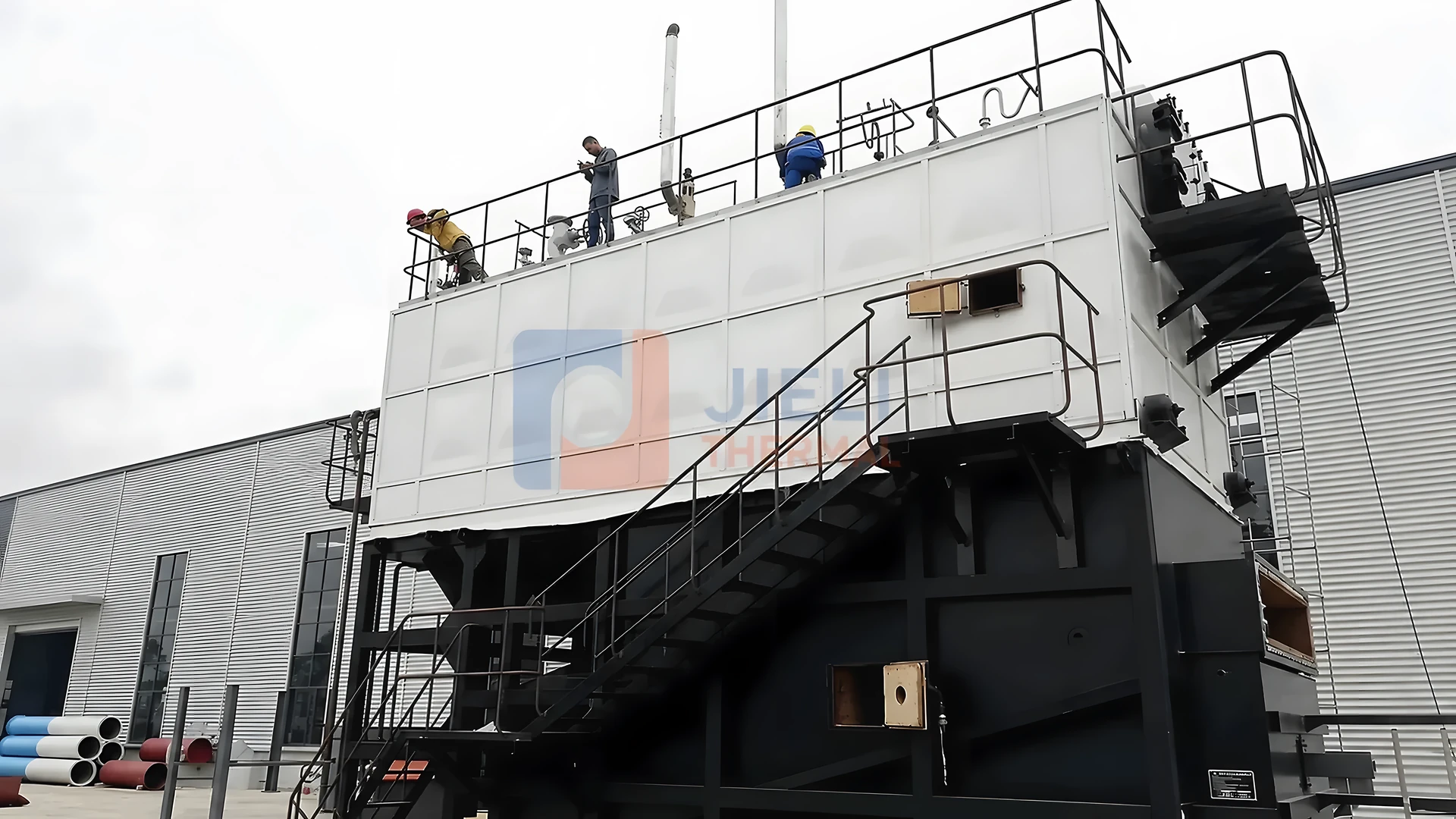 Installation de chaudière à vapeur de biomasse avec plateformes et escaliers de service