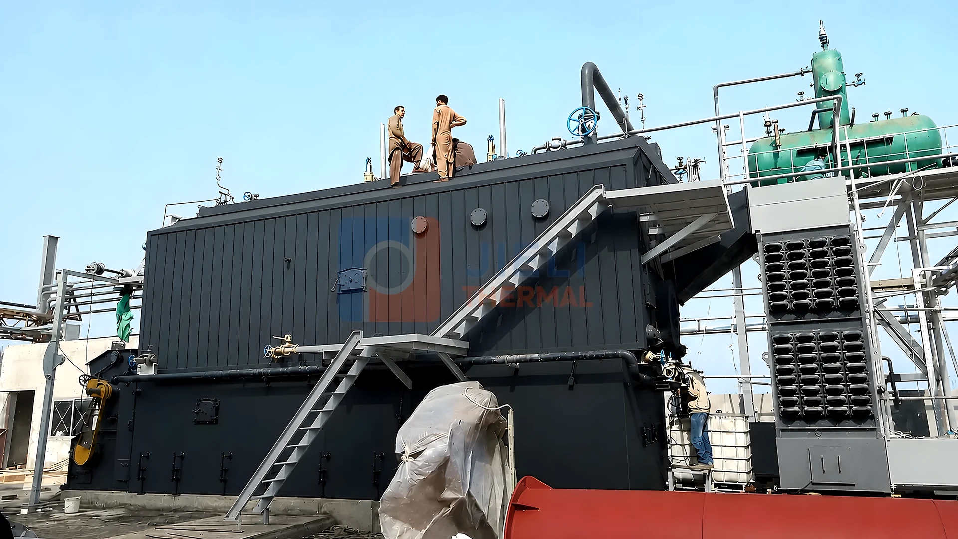 Chaudière à vapeur pour combustible solide — installation industrielle complète avec tirage et contrôle de poussière