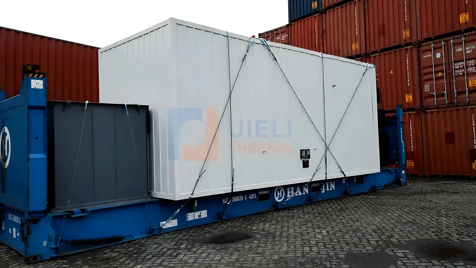 Chaudière à huile thermique sécurisée sur un conteneur flat-rack pour exportation